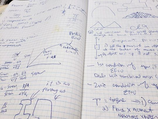 中川氏の高校時代の物理ノート。数式や図表がビッシリと書き込まれている(著者提供)