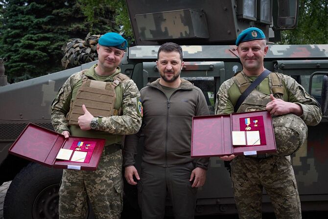 ウクライナ東部ドネツク州ウグレダル周辺で兵士を慰問するゼレンスキー大統領（中央）（大統領府提供）