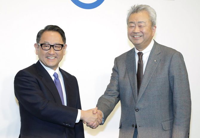 資本業務提携を発表し、握手するトヨタ自動車の豊田章男社長（左）とNTTの澤田純社長