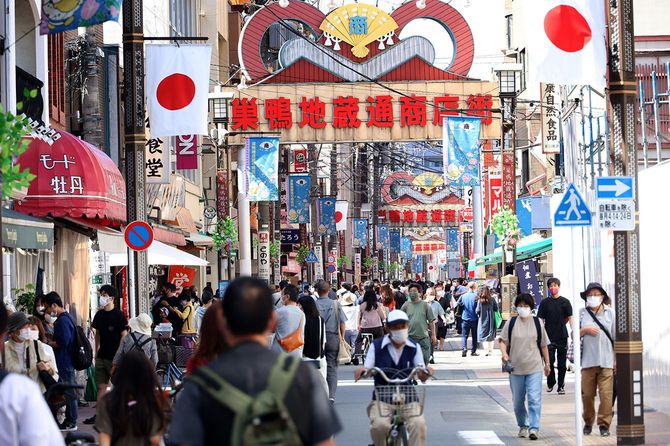 2021年9月20日「敬老の日」に東京・巣鴨の地蔵通り商店街を散策するお年寄りたち。日本の65歳以上の高齢者は3640万人、人口の29.1％と過去最高を更新した