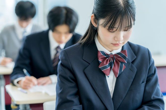 試験を受ける学生