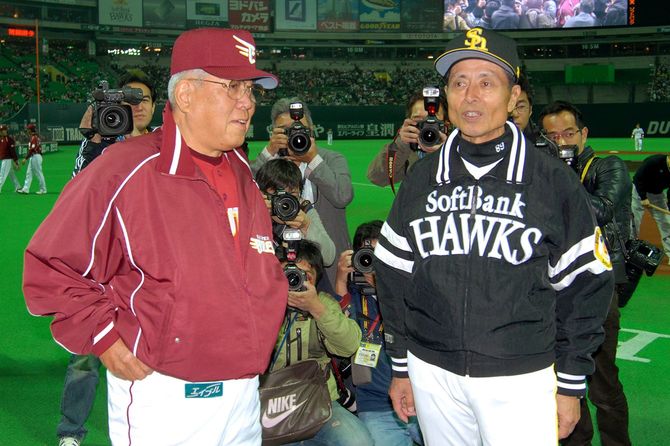 開幕戦開始前のメンバー表交換時、談笑するソフトバンク・王貞治監督(右)と楽天・野村克也監督(ヤフードーム)