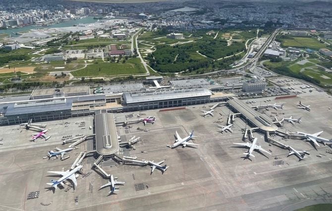 年間延べ2000万人が利用する那覇空港は、運用の過密さと、陸・海・空・米軍が複雑に入り組む軍事的重みが伴う特殊な航空インフラとなっている。
