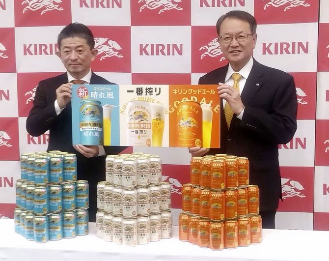 酒税改正に合わせた戦略を発表したキリンビールの堀口英樹社長(右)=2026年1月15日午後、東京都中央区