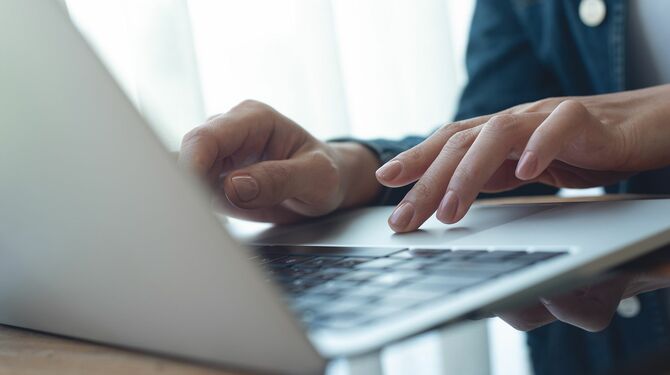 ビジネスウーマンの手のクローズアップ