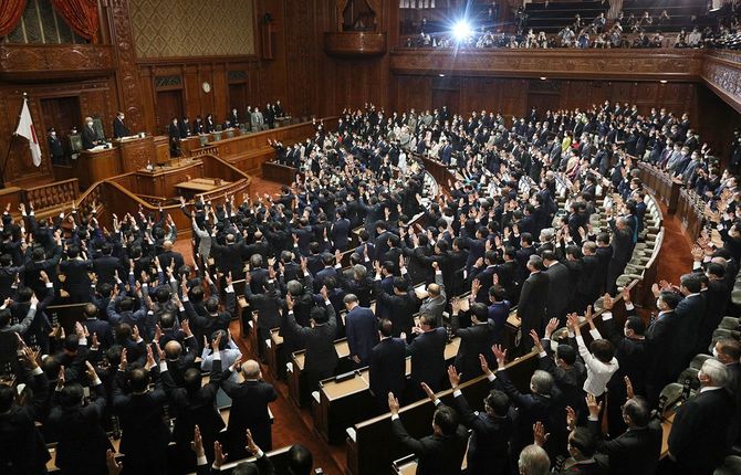 衆議院が解散され、万歳する前議員ら。女性議員の割合は約10%だった