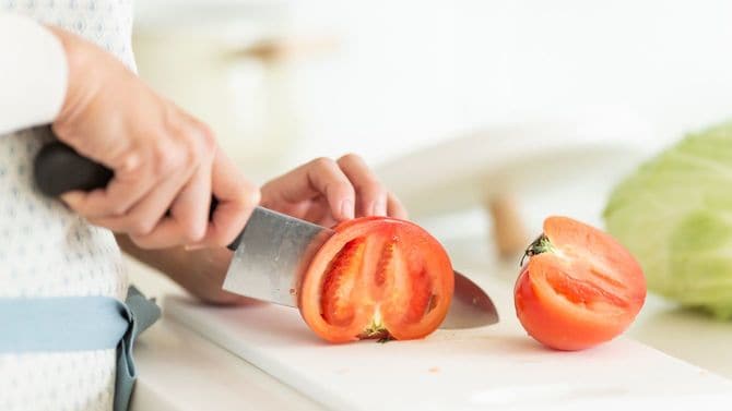 トマトを切る主婦の手元
