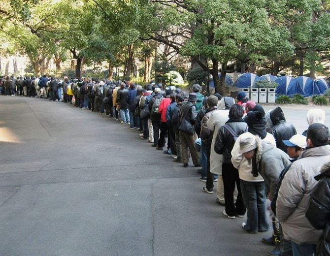 炊き出しの昼食に並ぶ「年越し派遣村」の人たち