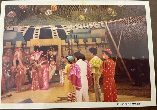 カラフルな衣装を身にまとったキグレサーカスの芸人たち。