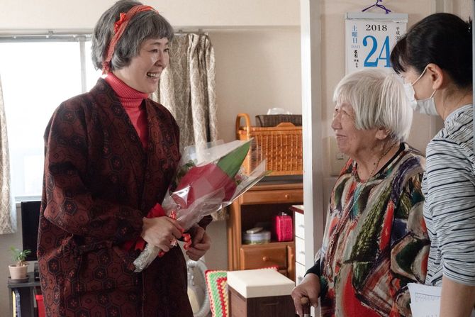 新作「わたしのかあさん―天使の詩―」撮影現場で、主演の寺島しのぶさん(左)と監督の山田火砂子さん(中央)