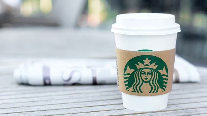 スターバックスのカップと新聞