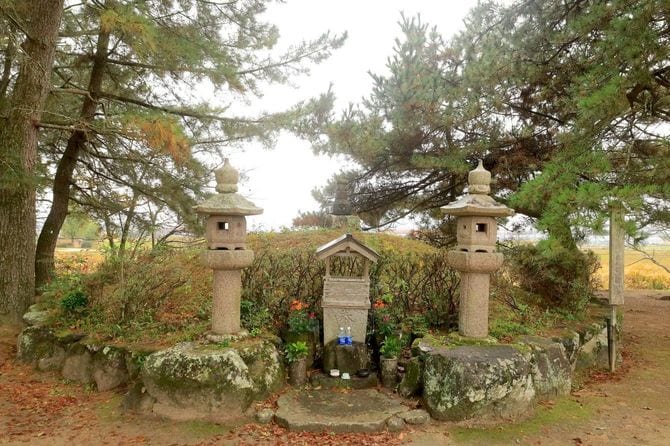 本丸内にある清水宗治首塚