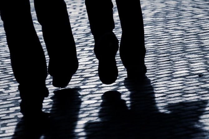 二人の足のシルエット