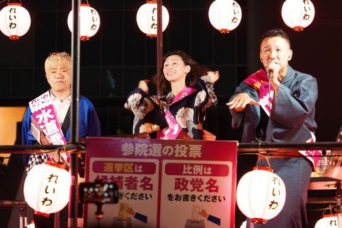 昨年7月の参院選で選挙活動をする長谷川ういこ氏