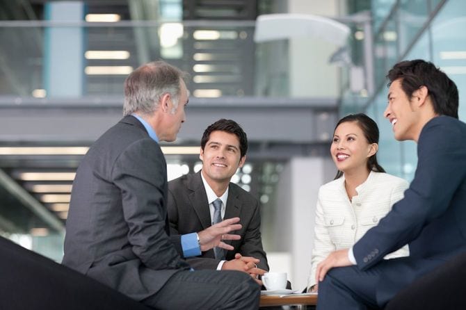 ビジネス会議で話している人々