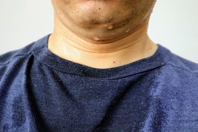 汗をかいている男性