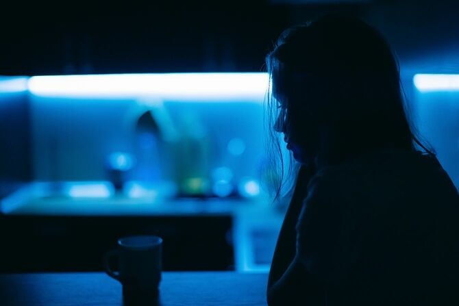 夜の台所にいる若い女性