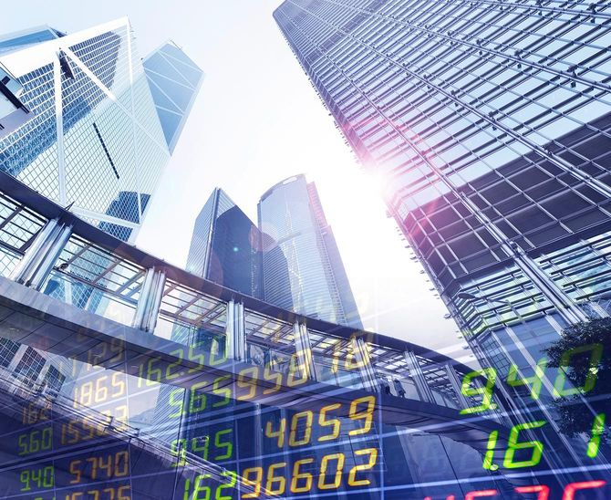 高層ビルと株式市場のパネル