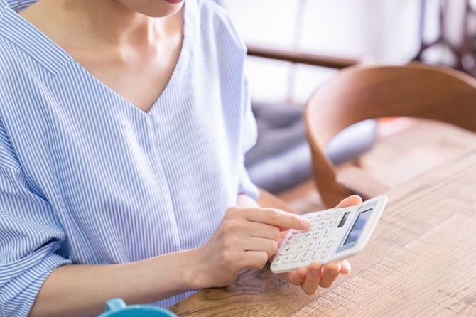 電卓を操作する女性