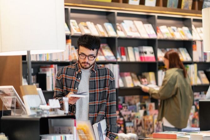 本屋の若い大人の男性