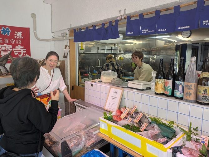 鎌倉の高台にあるサカナヤマルカマにて。その日に並んでいる魚の料理法などを親切に教えてくれる店員がいることが店選びのポイントです
