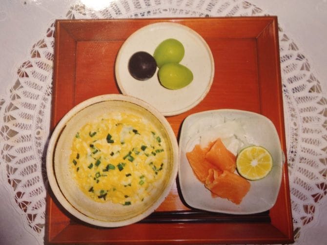 つい最近まで、自分で作って食べていた朝食メニュー。主食はニラ入りのお雑炊。朝からタンパク質多めだ