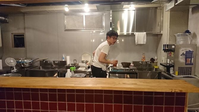 仕込み中の黒田さん