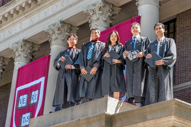 ハーバード大学の卒業式で笑顔を見せる卒業生たち