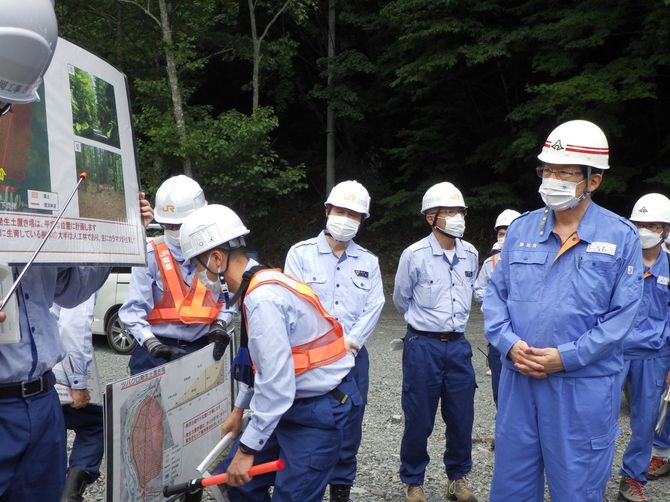 昨年8月8日に燕沢の残土置き場計画地を視察した川勝知事