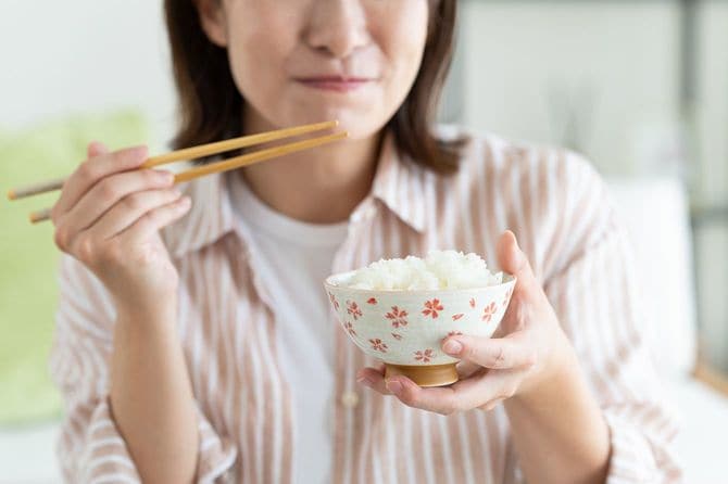 リビングで朝食をとっている女性