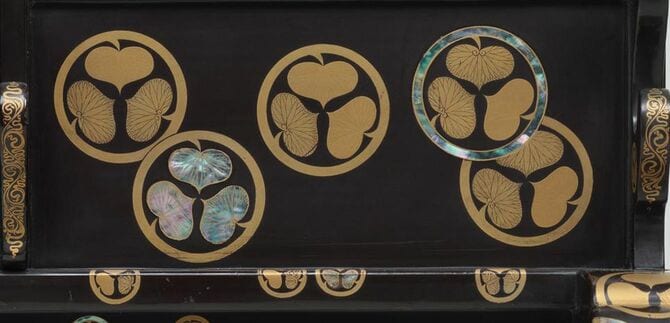 黒漆葵紋蒔絵螺鈿刀掛（江戸時代）の写真を一部加工、東京国立博物館蔵、国立博物館所蔵品統合検索システム