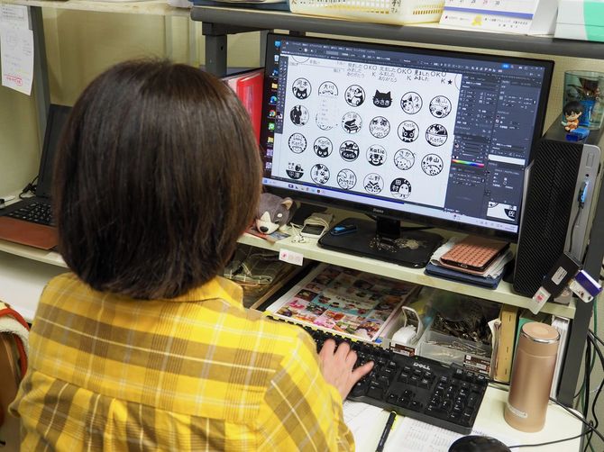 「ねこずかん」は72種類の基本デザインに8種類の書体、さらに期間限定やご当地ものも加わり、多彩な要望に応えられる