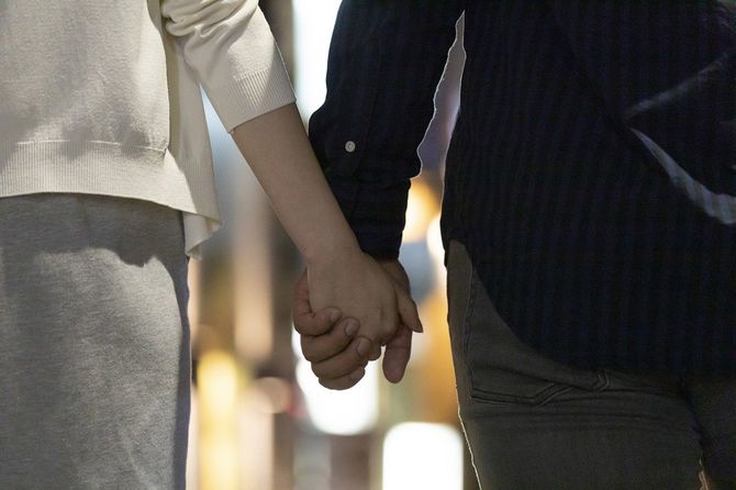 手をつないでいる二人