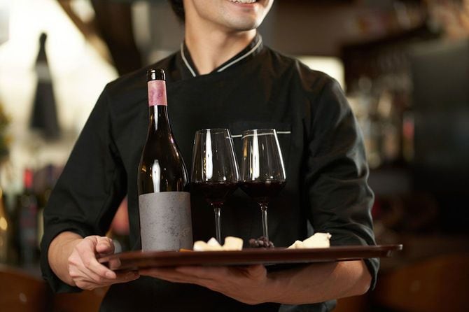 レストランで働く男性