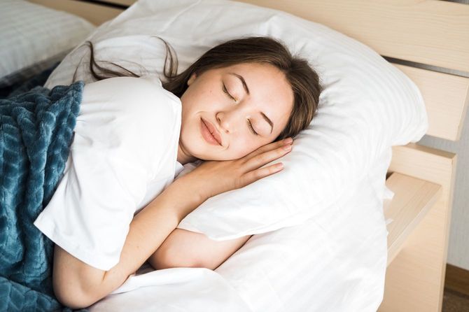 笑顔で眠っている女性
