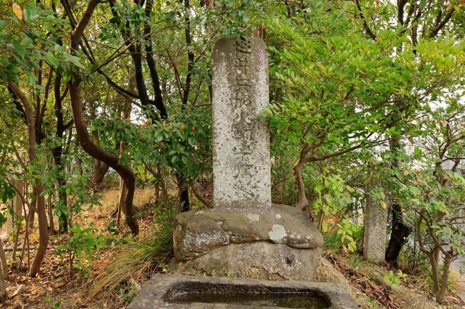 公園西、道路を挟んで向かい側斜面の「お化け地蔵」。1853（嘉永6）年、地元に現れる亡霊を鎮めるために尾張藩士により建立された