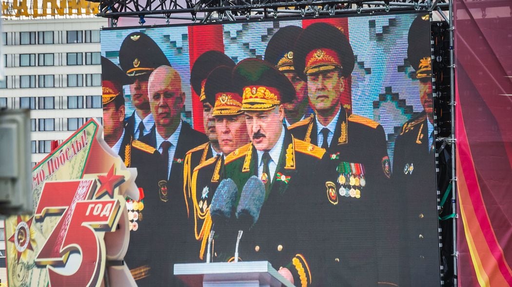 ベラルーシが参戦か? 街の電光掲示板に恐怖のメッセージ 18歳から60歳までの全ての男性へ