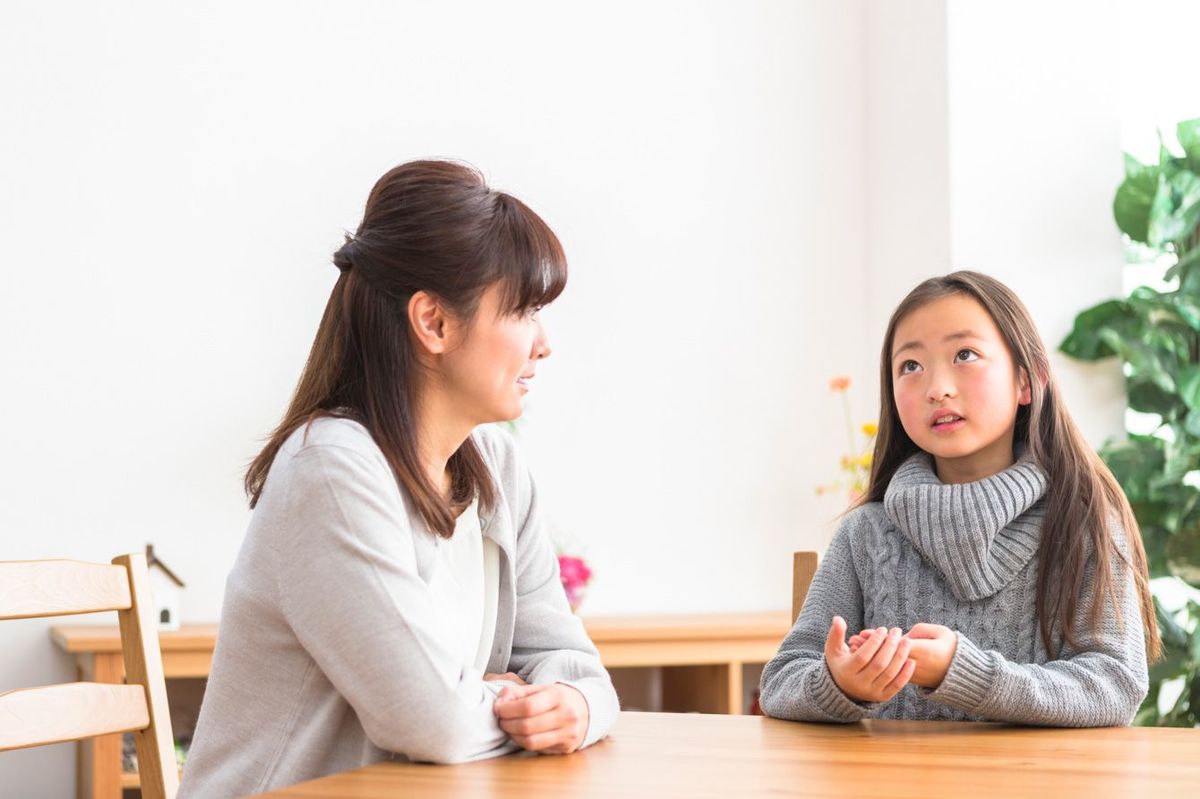 会話する母と娘