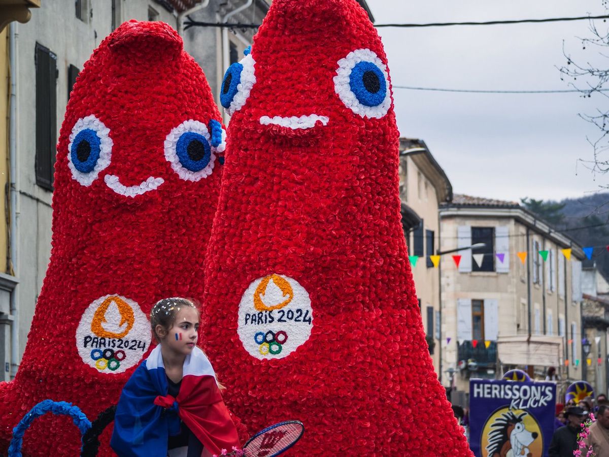 パリ五輪のマスコットキャラクター「フリージュ」が村の祭りに