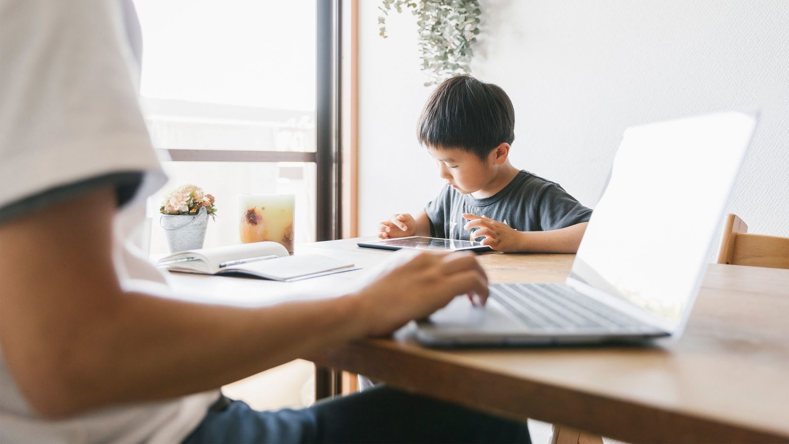 ｢今年の夏休みは危険｣子供をダメにする"在宅ワーク親"の口ぐせ 一緒にいると小言が増える