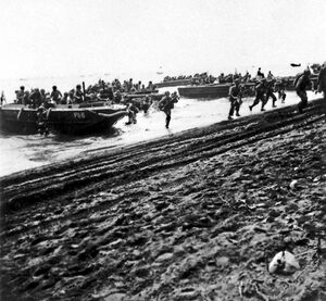 1942年8月7日、D-デイにガダルカナルの砂浜を横切って上陸する米第一師団海兵隊
