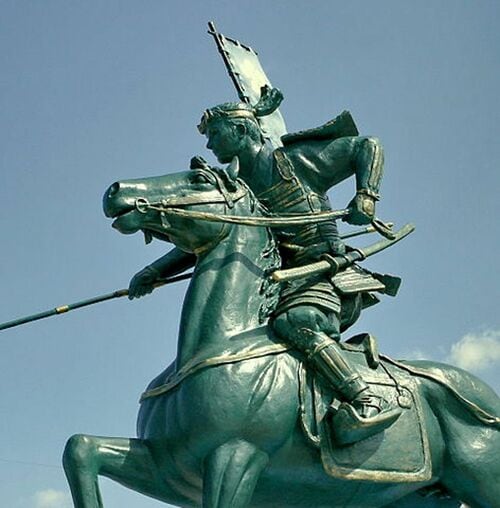 愛知県名古屋市中川区のあおなみ線荒子駅前ロータリーに展示されている前田利家の像