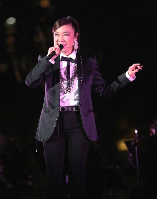 スキー開幕のイベントで歌を披露する歌手の松任谷由実さん＝2019年11月5日、東京都渋谷区