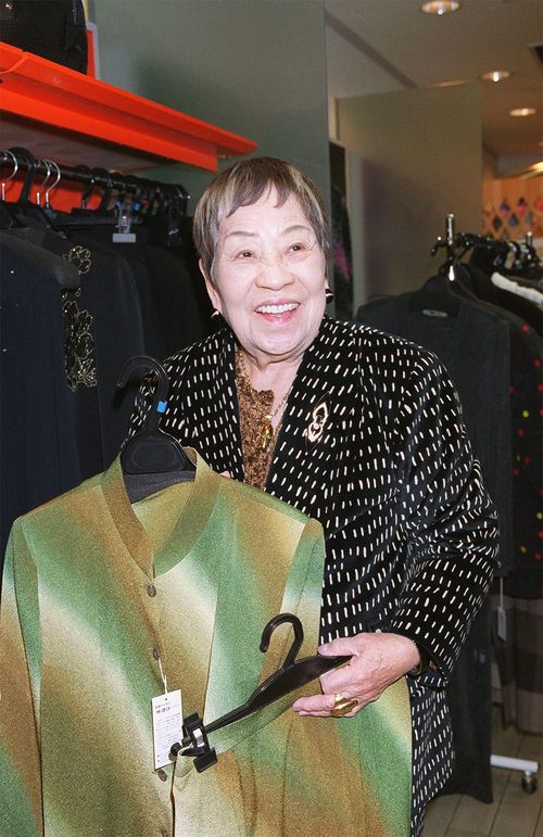 デザイナーの小篠綾子（コシノアヤコ）、大阪・岸和田市の自宅で2001年12月10日撮影