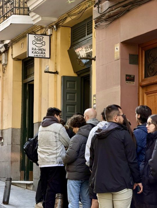 店舗前に行列ができている