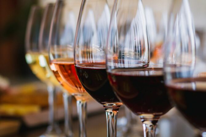ワインテイスティングイベント中のグラスに注がれたワイン各種