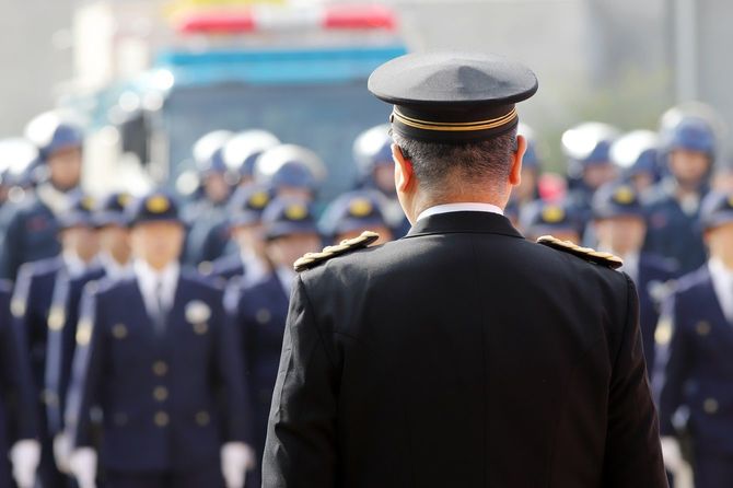 整列する日本の警官