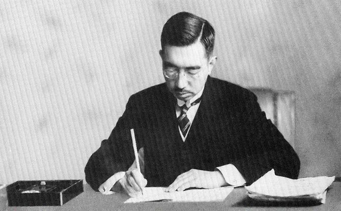 1946年（昭和21年）11月3日、日本国憲法に署名する昭和天皇