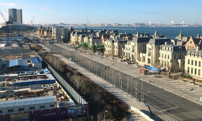 西洋風の街並みが続く大連の「東方水城」（右）。ほとんどが空き部屋で、地元では「鬼城」になると懸念されている