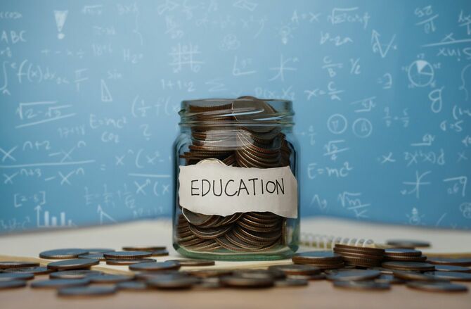 学業への投資のイメージ、EDUCATIONと書かれた瓶に入った硬貨